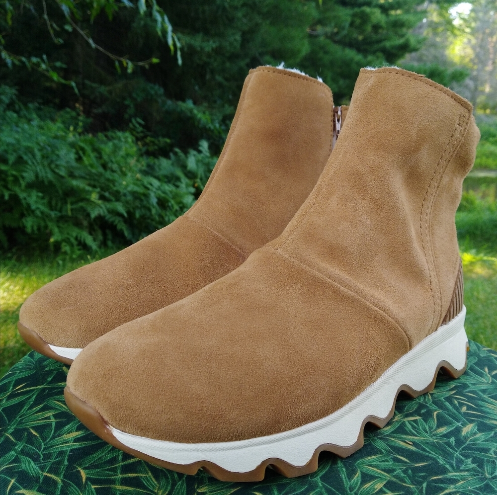 NWOB Sorel Kinetic Short Suede Boots, Size 10, Camel Brown/ Natural